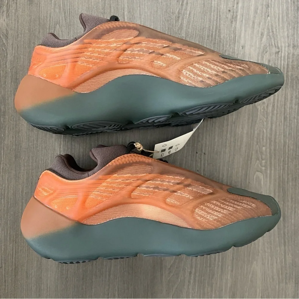 adidas Yeezy 700 V3 GY4109 Copper Fade size 10.5 NWT